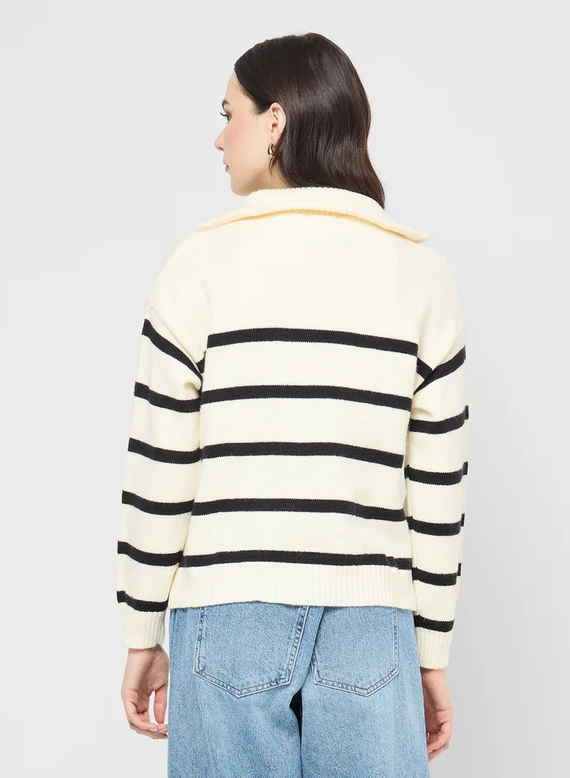 R&B | Gestreifter Statement-Pullover mit Kräftigen Farbfeldern