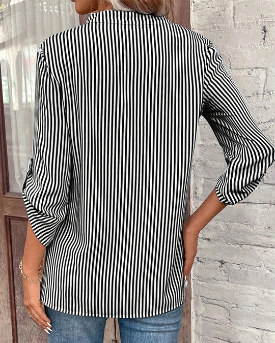 R&B | gestreiftes Shirt mit V-Ausschnitt und Brusttasche