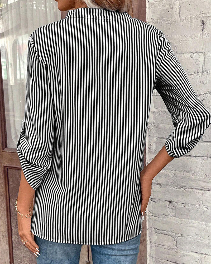 R&B | Gestreiftes Shirt mit V-Ausschnitt und Brusttasche