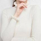R&B | Rollkragen-Strickpullover mit zarten Rüschendetails