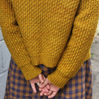 R&B | Einfacher gelber Pullover ohne Kragen