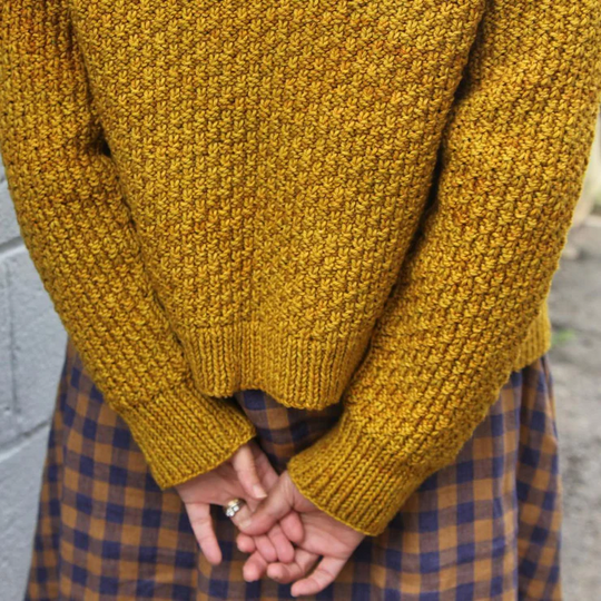 R&B | Einfacher gelber Pullover ohne Kragen