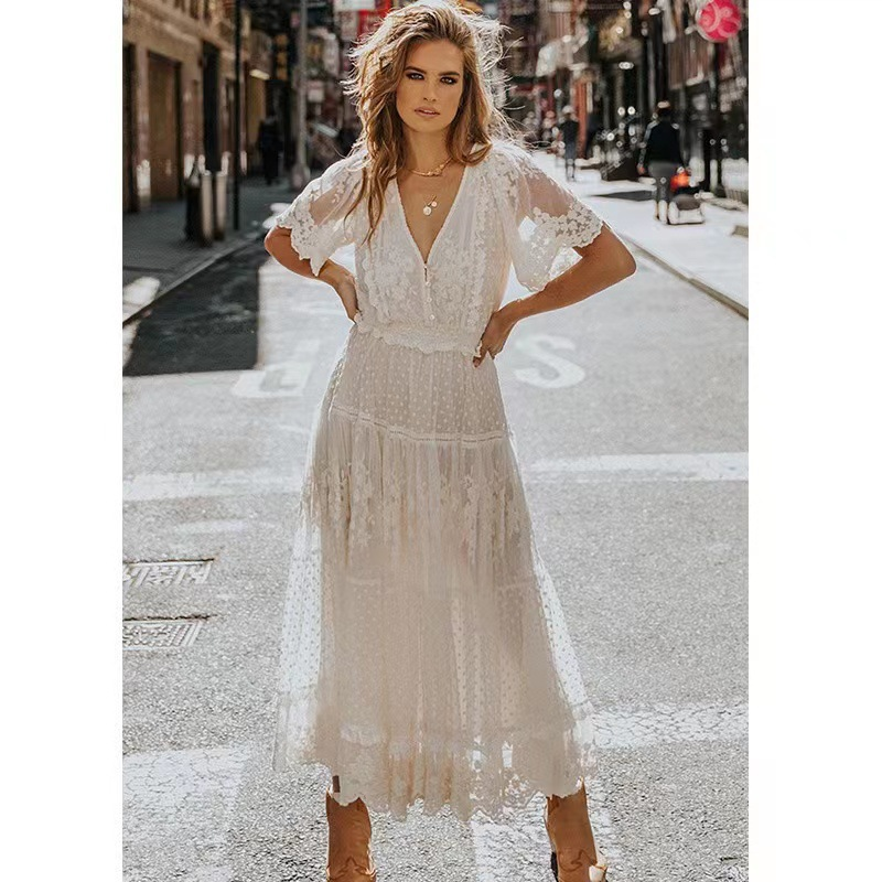 R&B | Weißes Spitzen-Maxikleid mit Kurzen Ärmeln und Spitzem Ausschnitt