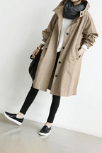 Die Windjacke mit Knöpfen und Kapuze