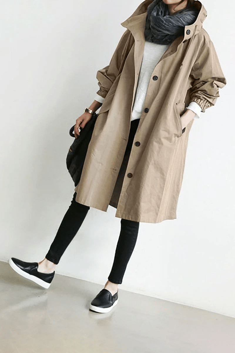 Die Windjacke mit Knöpfen und Kapuze