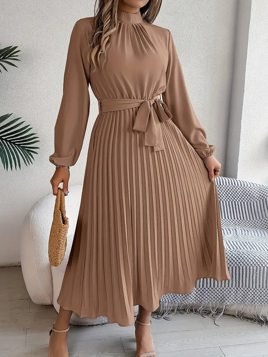 R&B | Schlichtes Kleid mit Stehkragen und Plissiertem Gürtel
