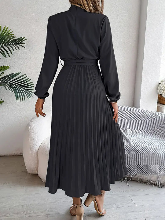R&B | Schlichtes Kleid mit Stehkragen und Plissiertem Gürtel