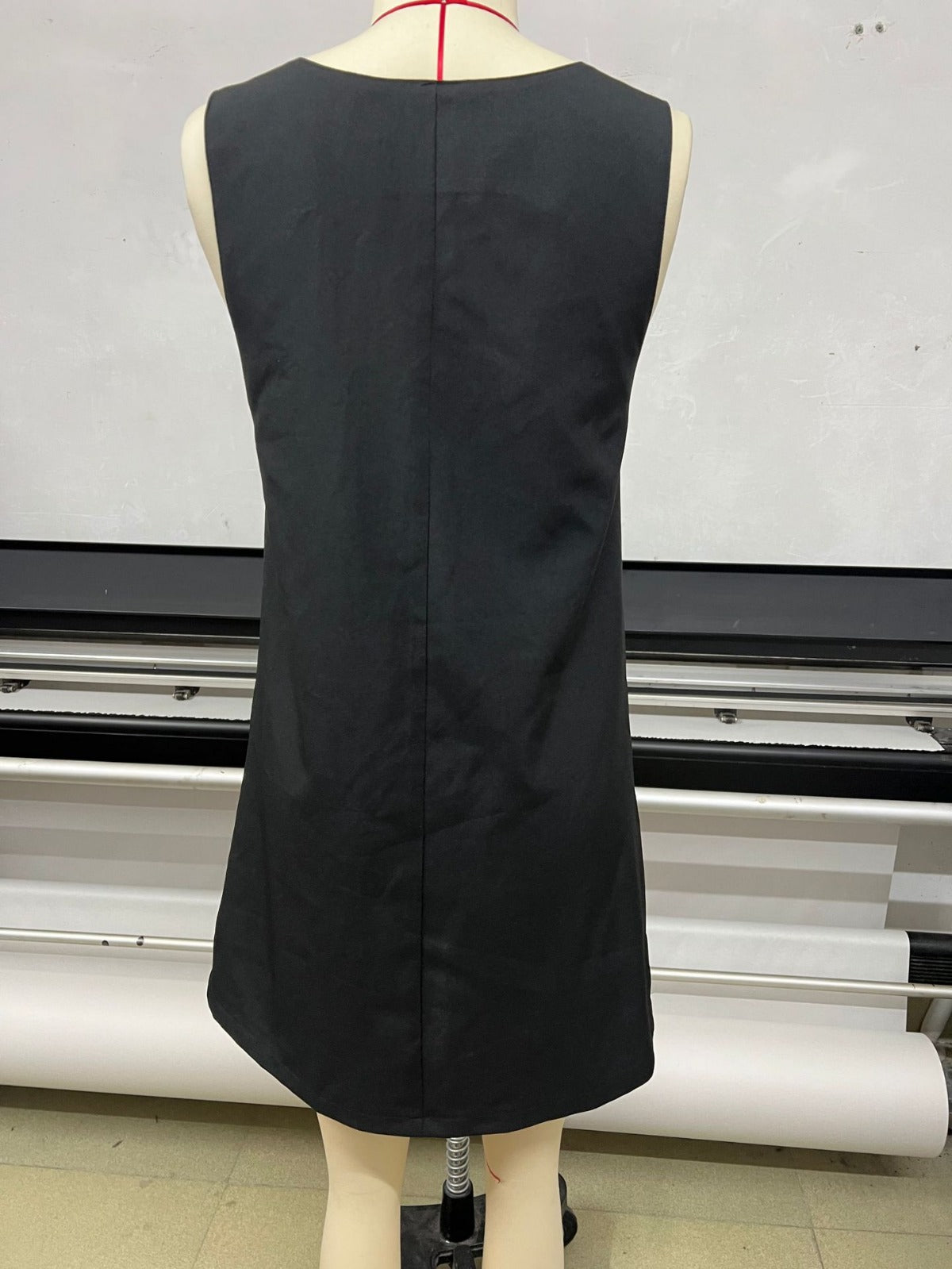 R&B | Ärmelloses Kleid mit Rundhalsausschnitt und Weste mit Knöpfen
