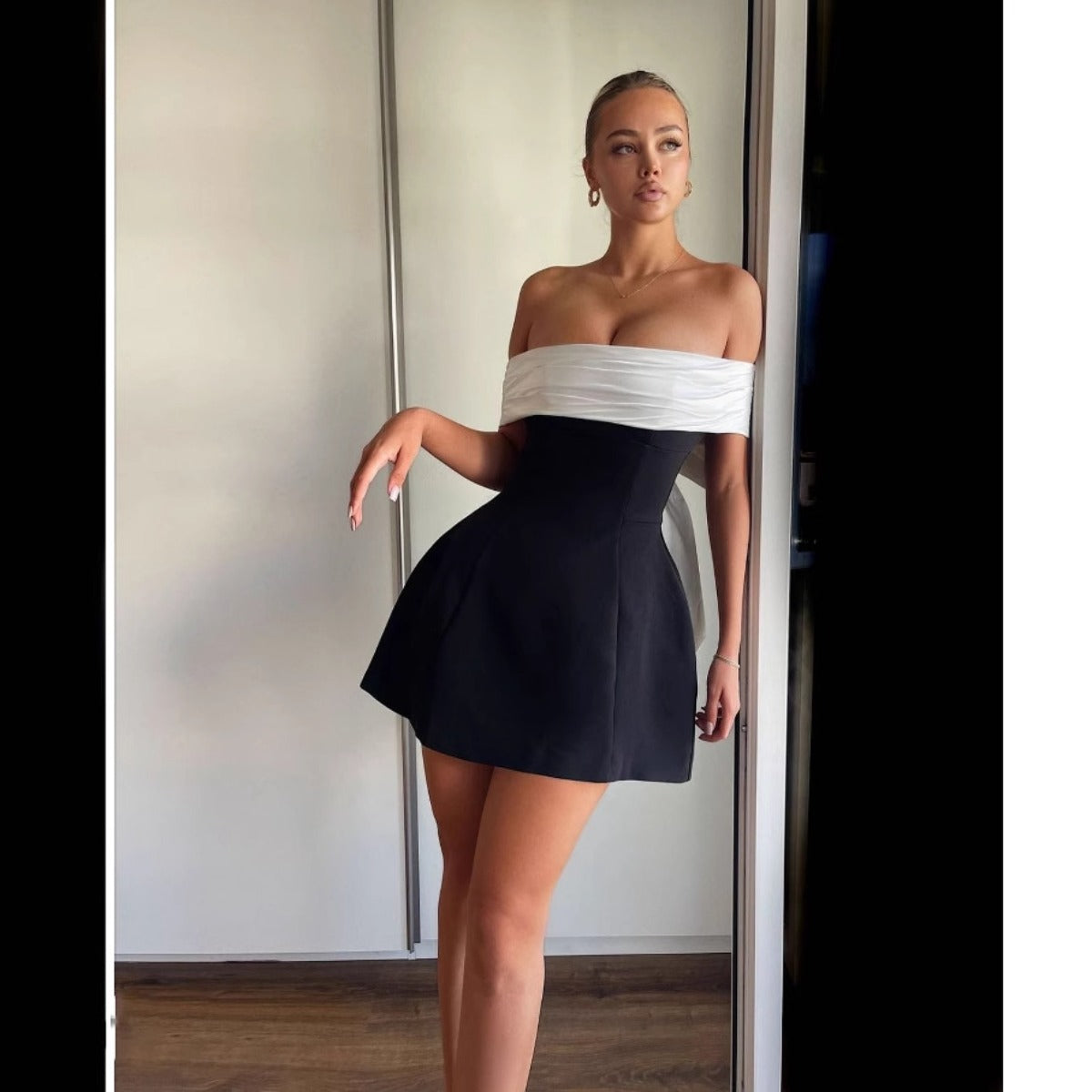 R&B | Ein-Wort-Schulter schwarz-weißes Kleid mit kontrastierender Schleife