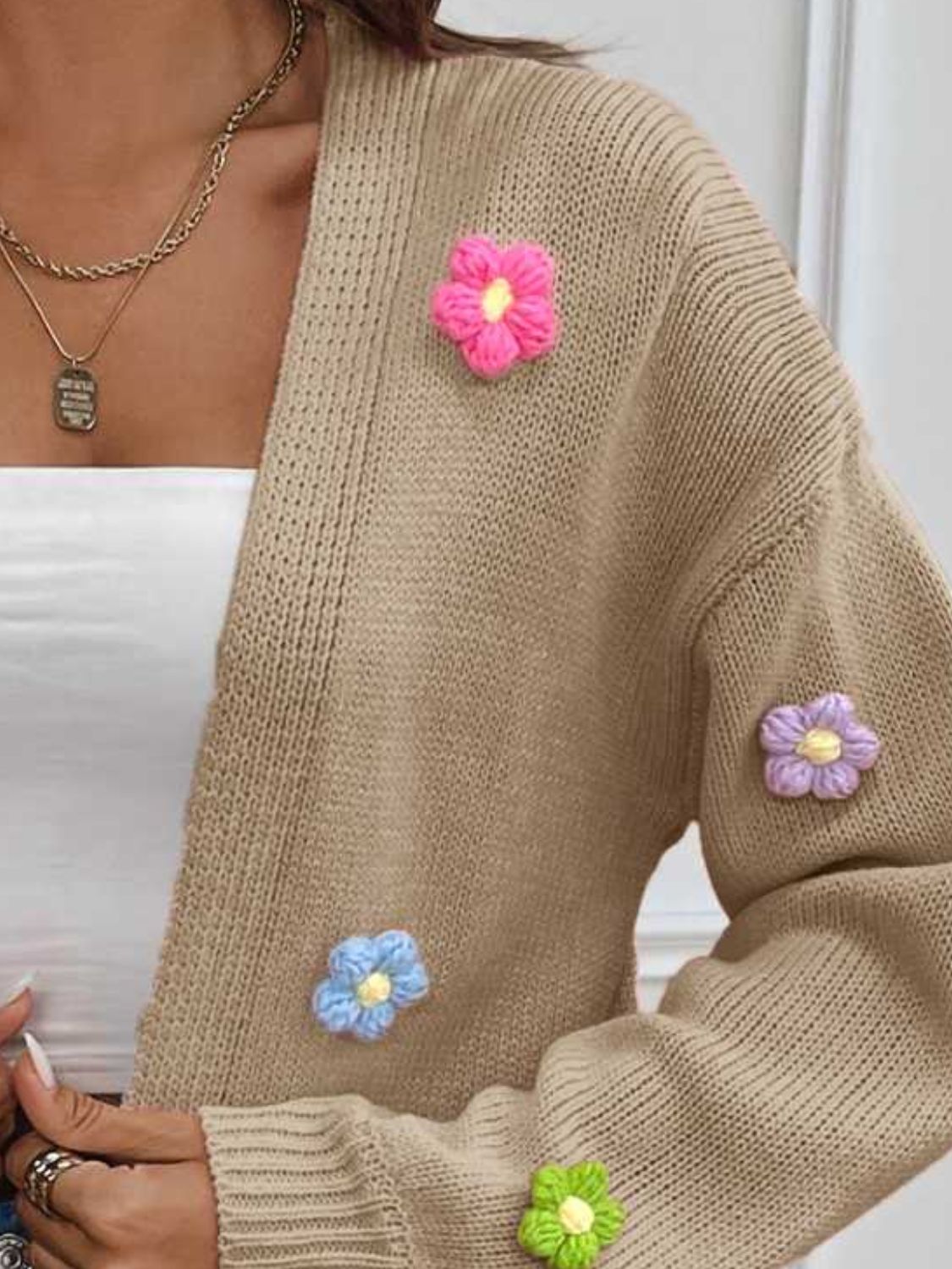 R&B | Strickcardigan mit Blütendetails Offene Vorderseite Feminin und Stylisch