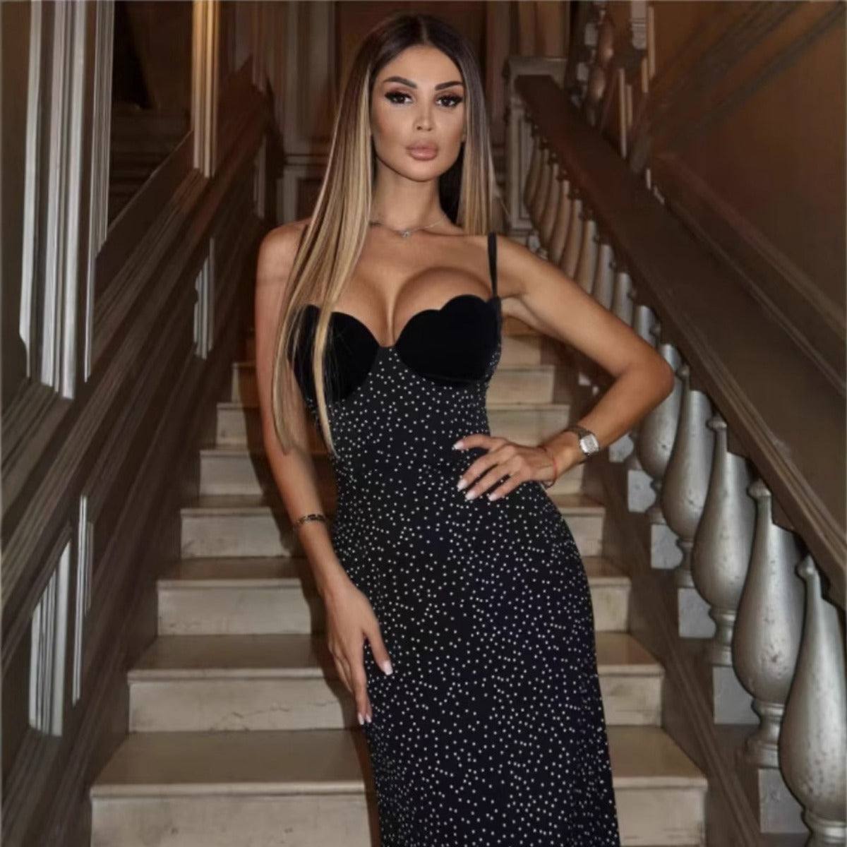 R&B | Kontrastfarbenes Kleid mit Polka-Dot-Print