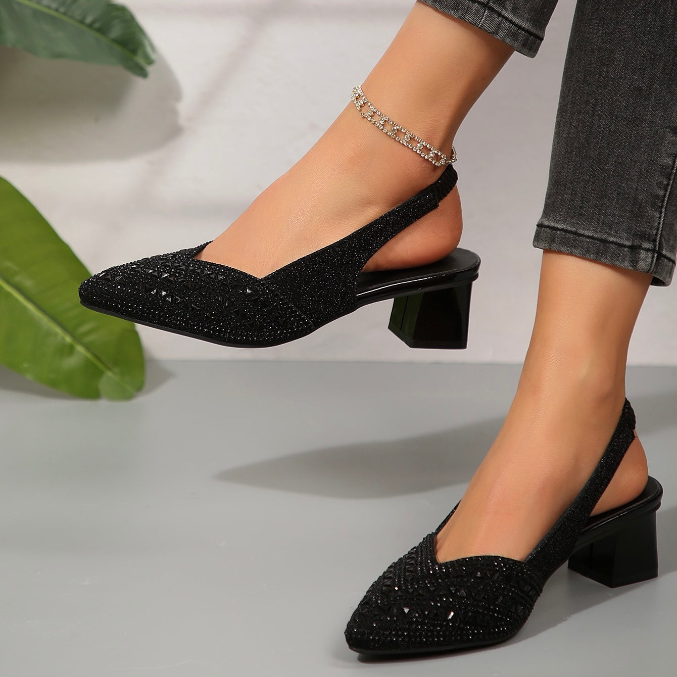 Glanzvolle Absatzsandalen mit funkelnden Kristalldetails R&B R&B