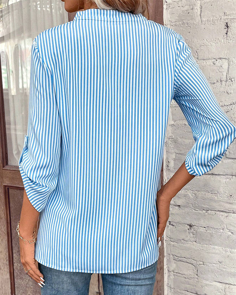 R&B | gestreiftes Shirt mit V-Ausschnitt und Brusttasche