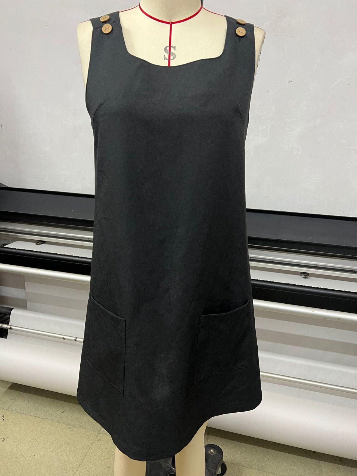 R&B | Ärmelloses Kleid mit Rundhalsausschnitt und Weste mit Knöpfen
