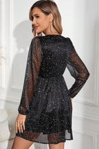Elegante schwarze Glitzerkleid mit Netzbespannung