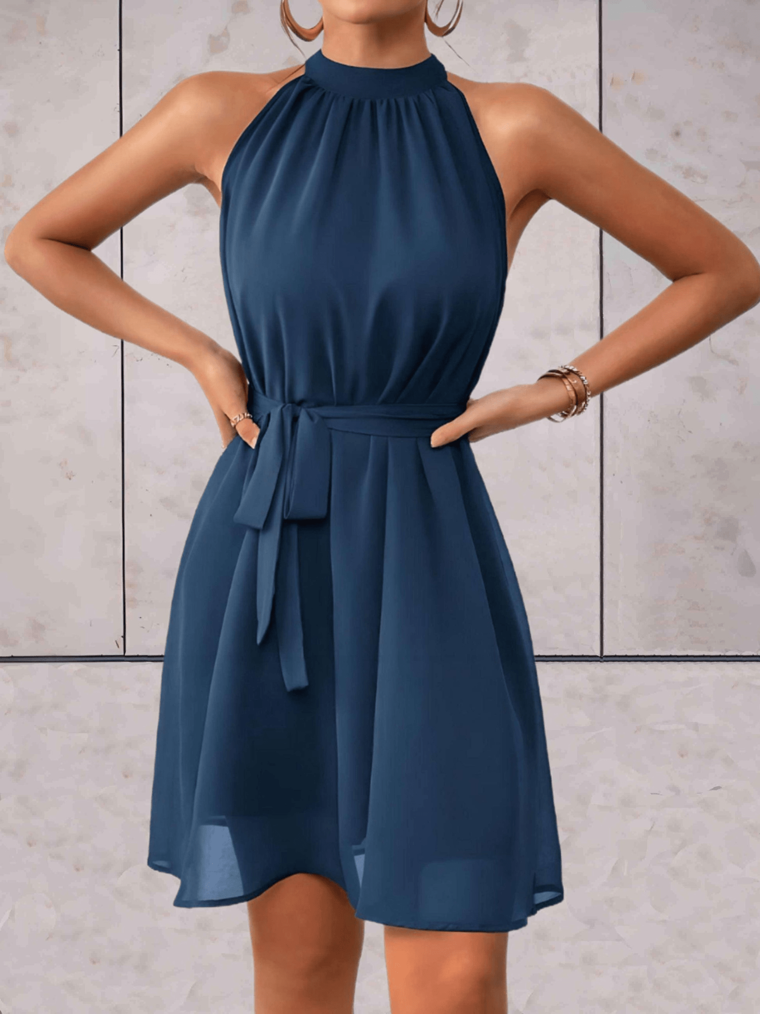 R&B | Danes Mini Kleid Einfarbiges Ärmelloses Kleid mit Rundhalsausschnitt und Bindegürtel