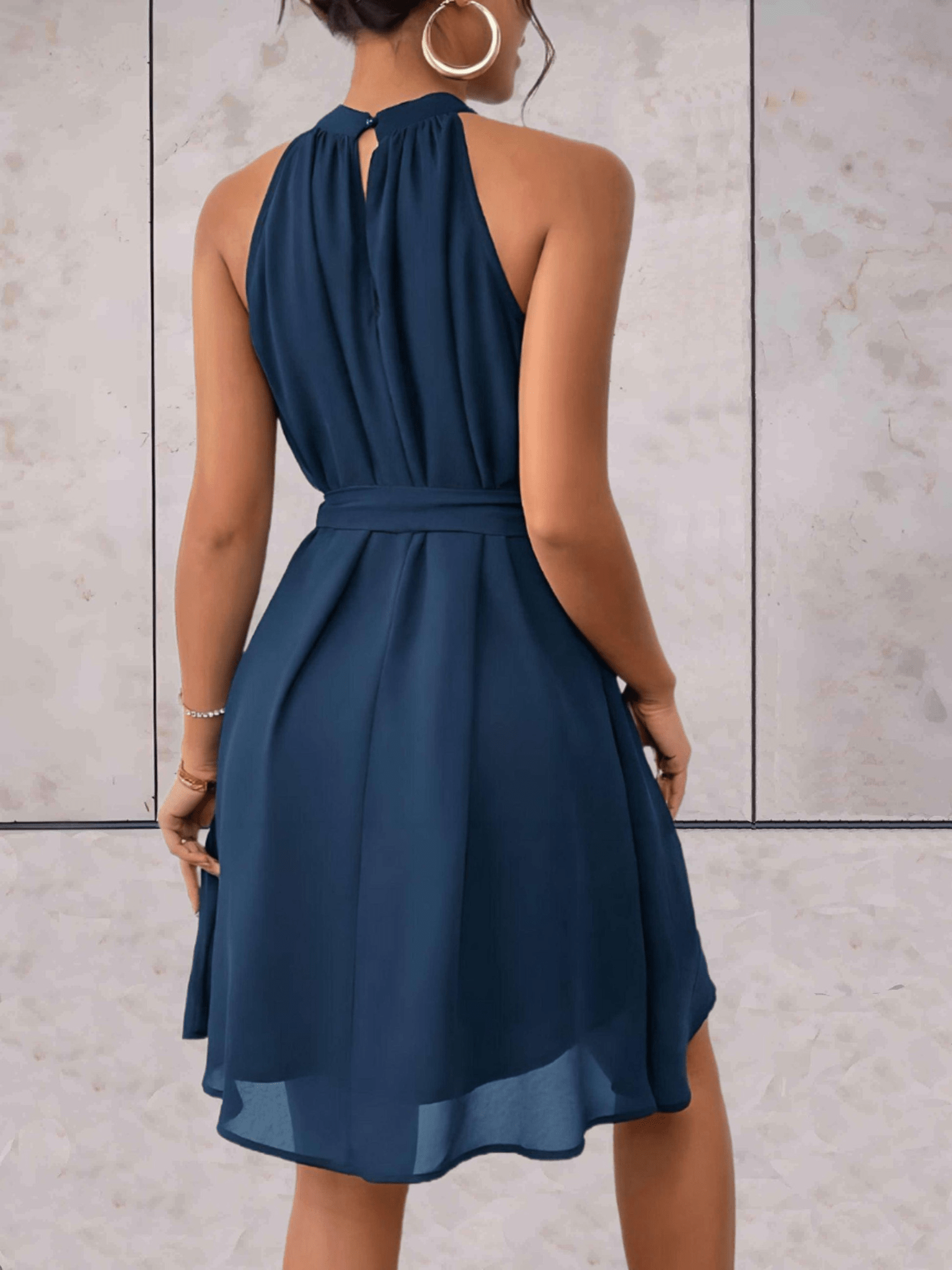 R&B | Danes Mini Kleid Einfarbiges Ärmelloses Kleid mit Rundhalsausschnitt und Bindegürtel