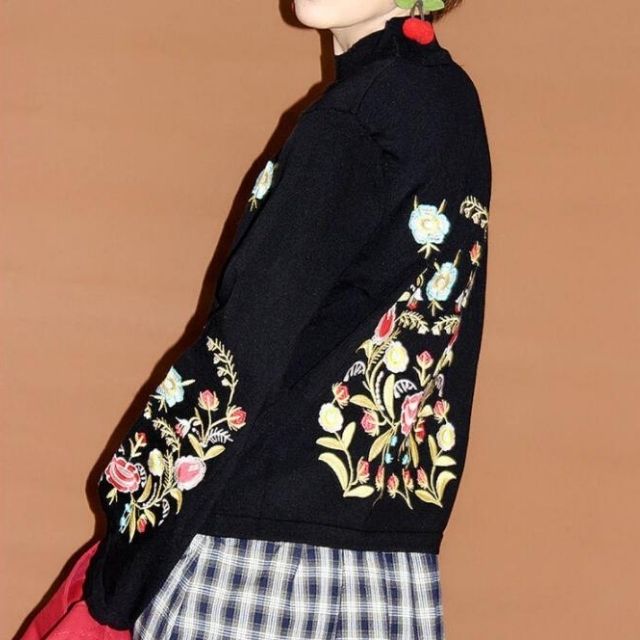 R&B | Gestickter Blumenpullover