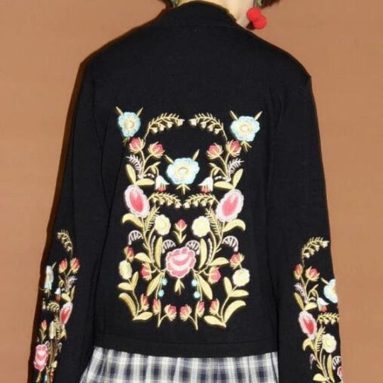 R&B | Gestickter Blumenpullover