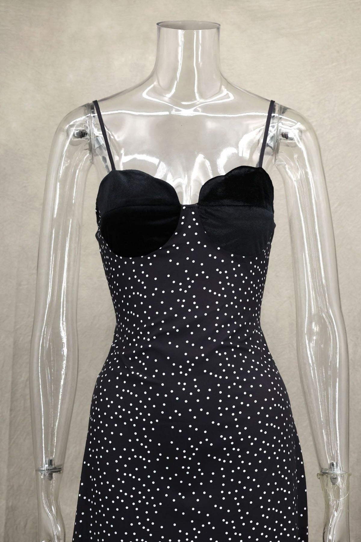 R&B | Kontrastfarbenes Kleid mit Polka-Dot-Print
