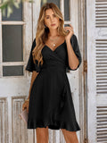 Hochwertiges Kleid mit V-Ausschnitt und geraffter Taille
