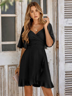 Hochwertiges Kleid mit V-Ausschnitt und geraffter Taille