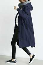 Die Windjacke mit Knöpfen und Kapuze