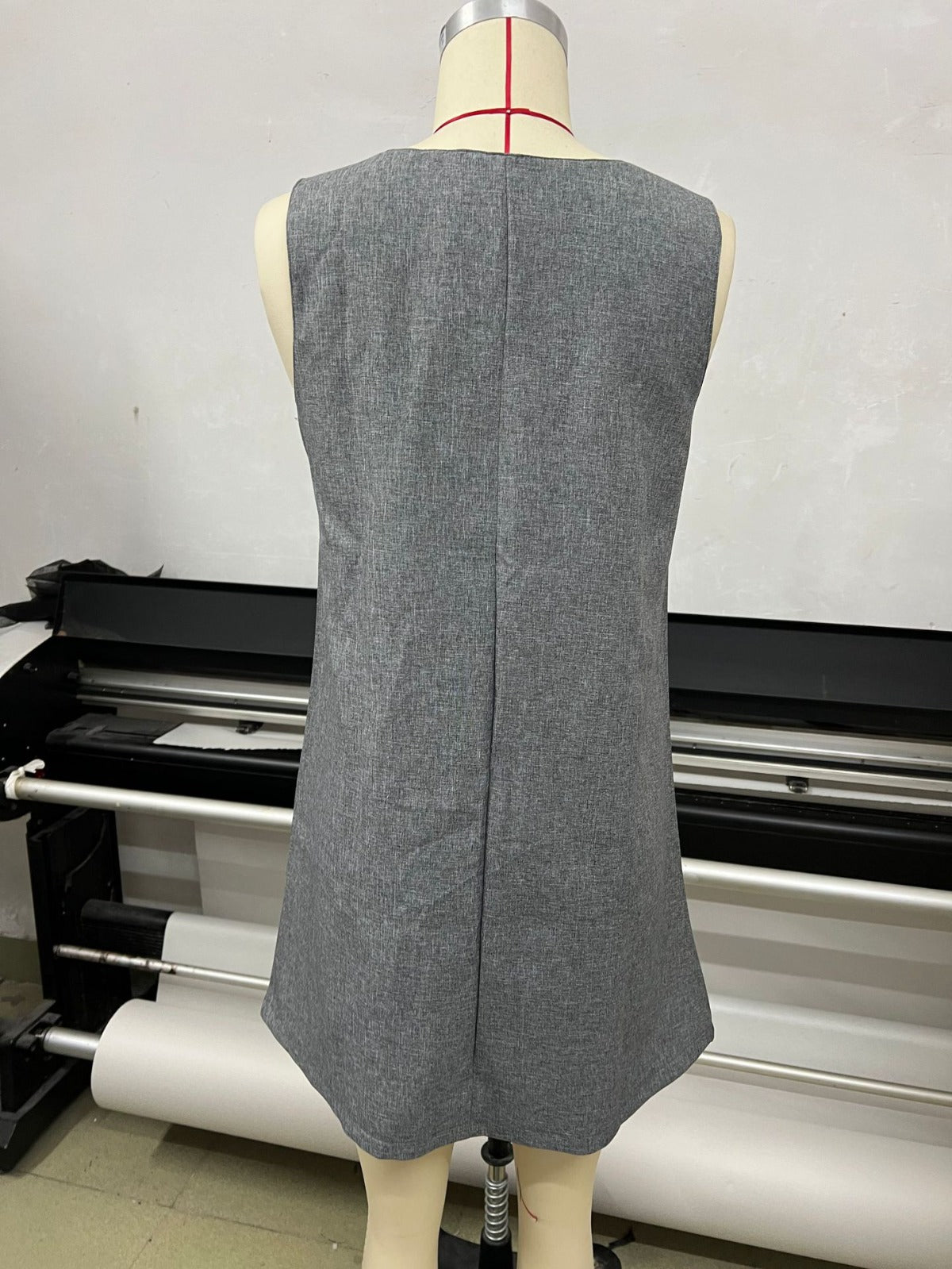 R&B | Ärmelloses Kleid mit Rundhalsausschnitt und Weste mit Knöpfen