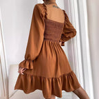 R&B | Paralleles Krepp genähtes Kleid mit Rüschensaum