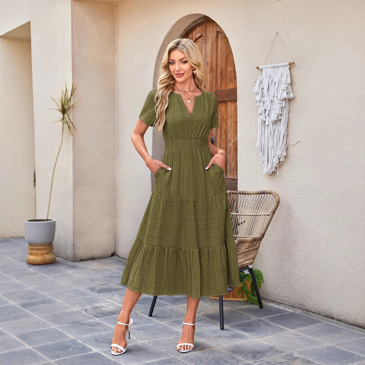 R&B | Kleid mit V-Ausschnitt und plissierten Blasenärmeln