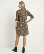 Lässiges Kleid mit Leopardenmuster, geteiltem Saum und hochgekrempelten Ärmeln