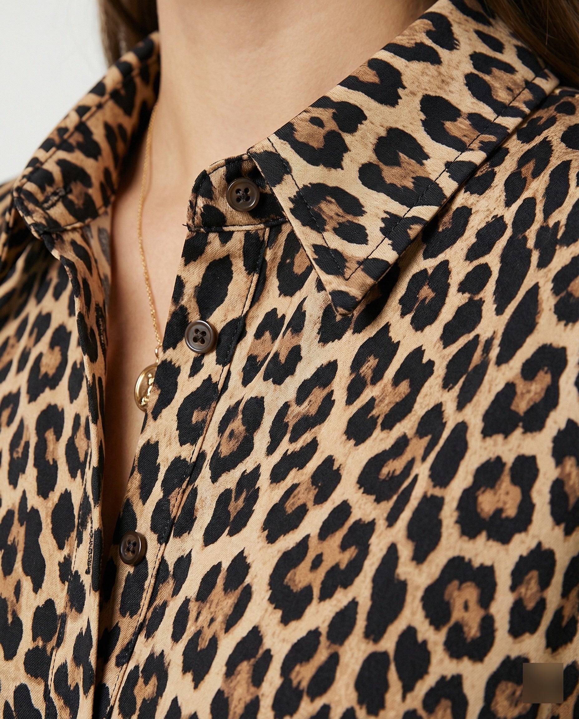 Lässiges Kleid mit Leopardenmuster, geteiltem Saum und hochgekrempelten Ärmeln
