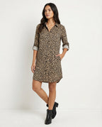 Lässiges Kleid mit Leopardenmuster, geteiltem Saum und hochgekrempelten Ärmeln