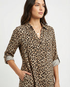 Lässiges Kleid mit Leopardenmuster, geteiltem Saum und hochgekrempelten Ärmeln