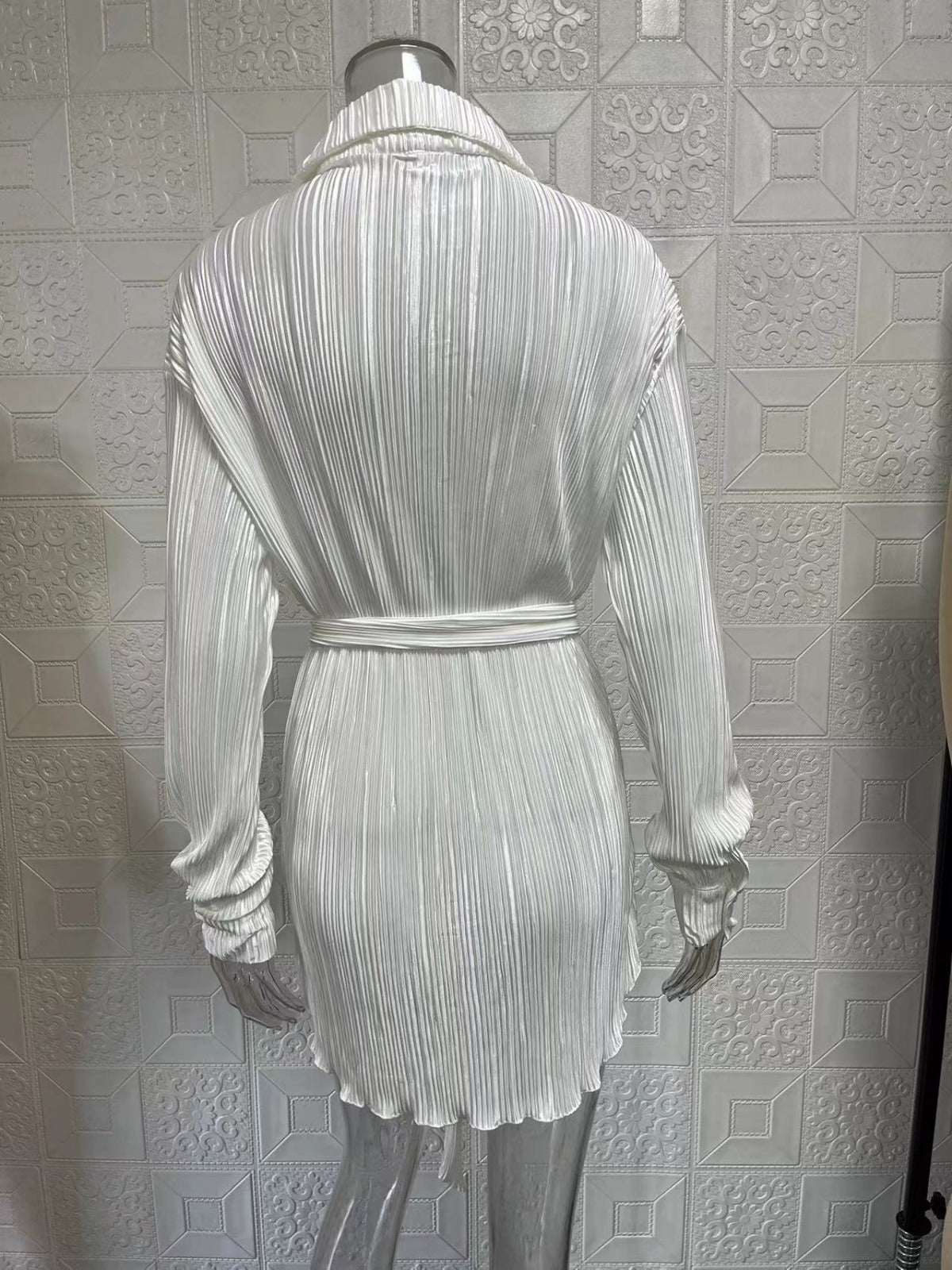 R&B | Langärmeliges Kleid mit Schnürsenkeln und elastischer Taille