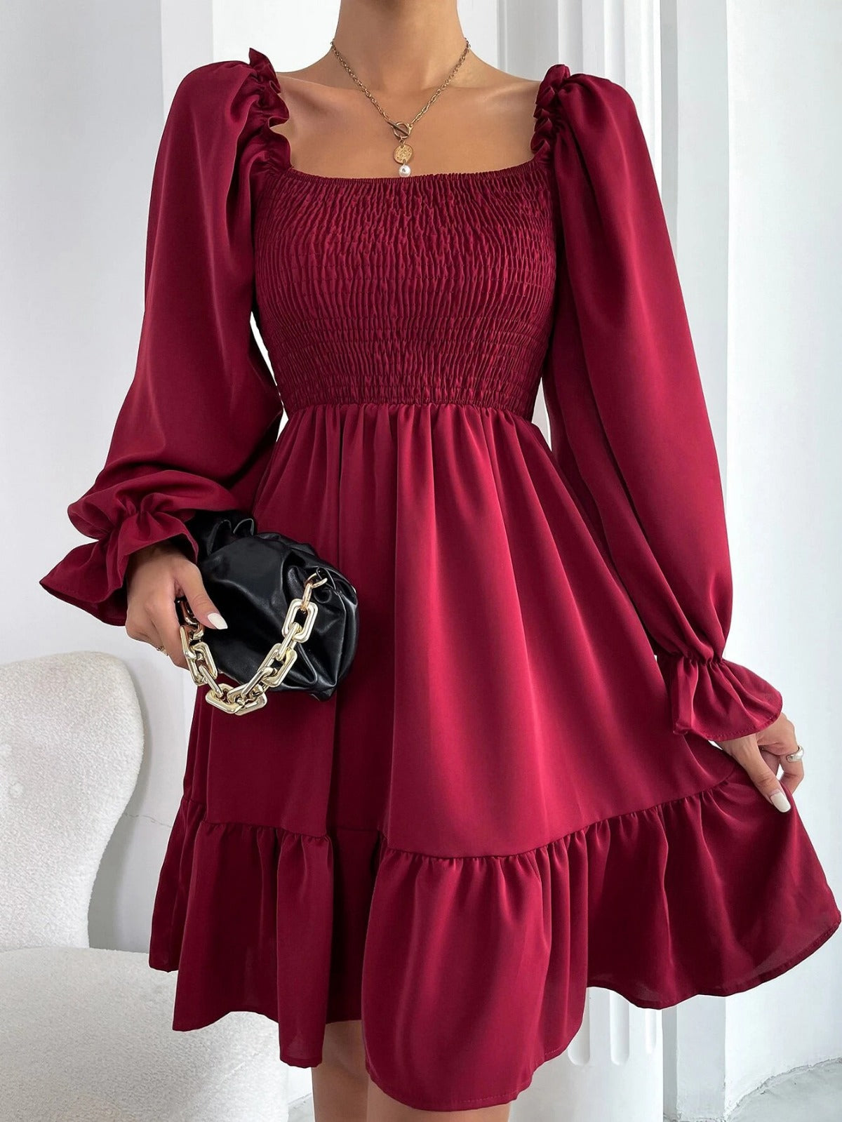 R&B | Paralleles Krepp genähtes Kleid mit Rüschensaum