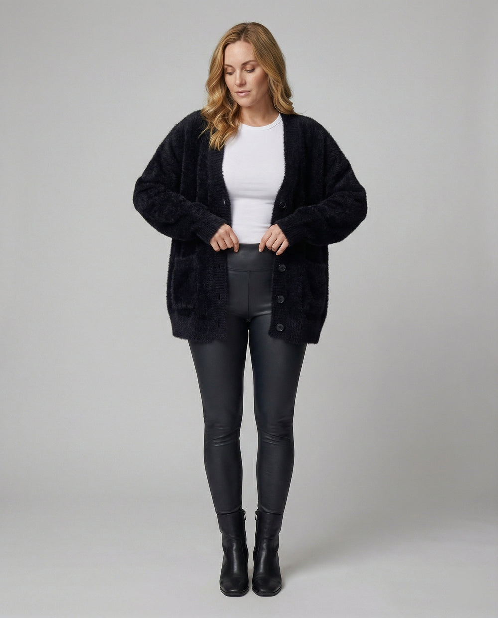 Strickjacke Damen flauschig mit tiefem V-Ausschnitt und Taschen