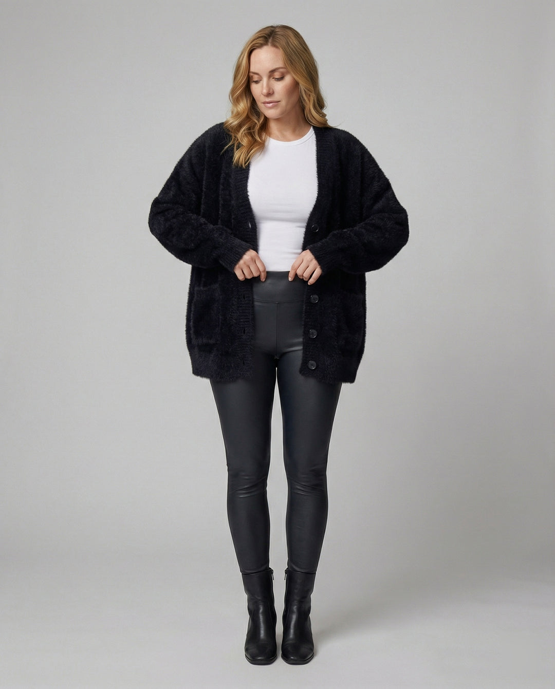 Strickjacke Damen flauschig mit tiefem V-Ausschnitt und Taschen