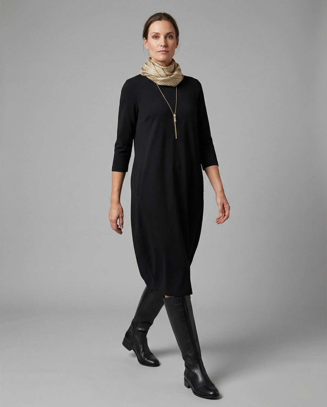 R&B | Einfarbiges Kleid mit Rundhalsausschnitt und Tasche