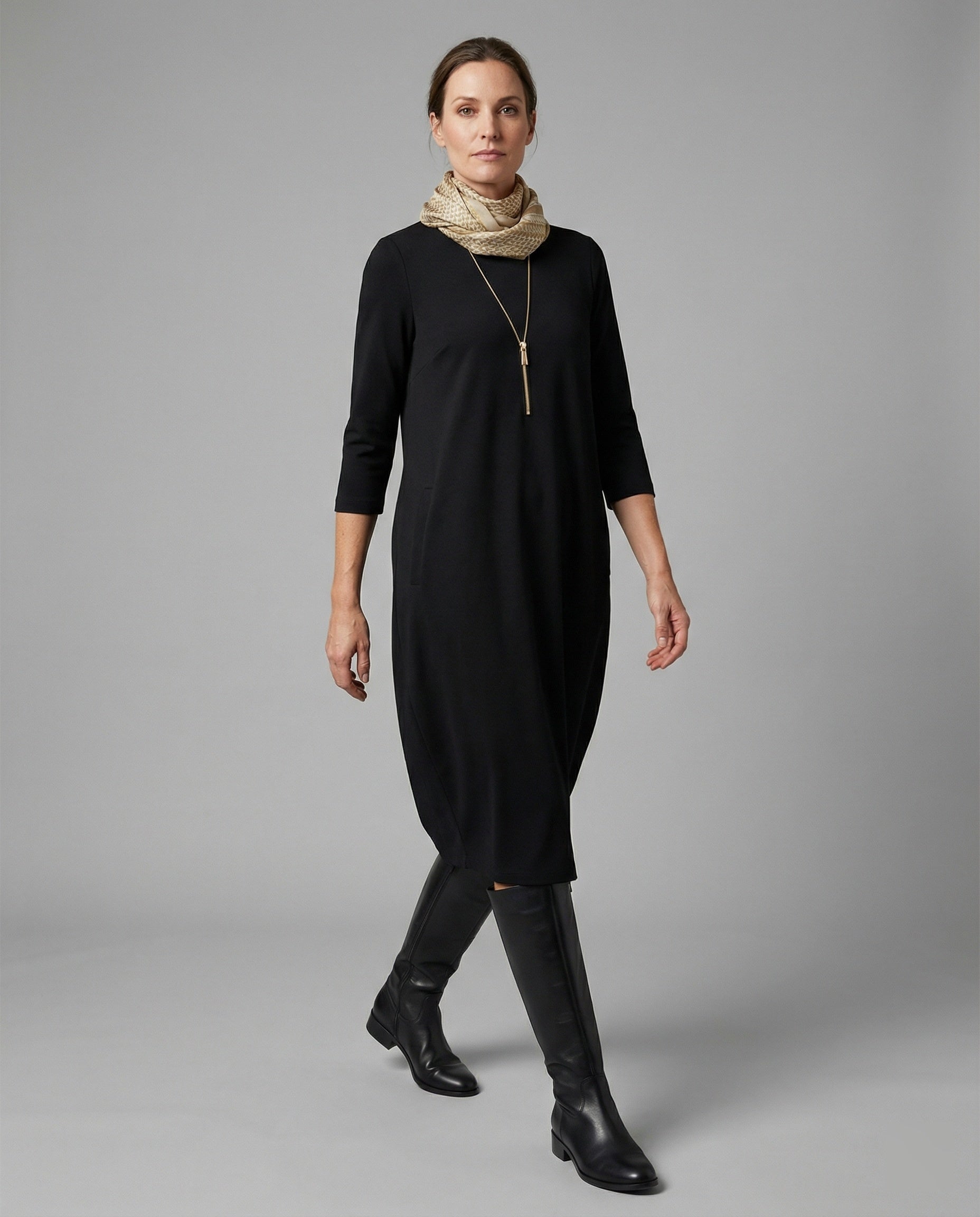 R&B | Einfarbiges Kleid mit Rundhalsausschnitt und Tasche