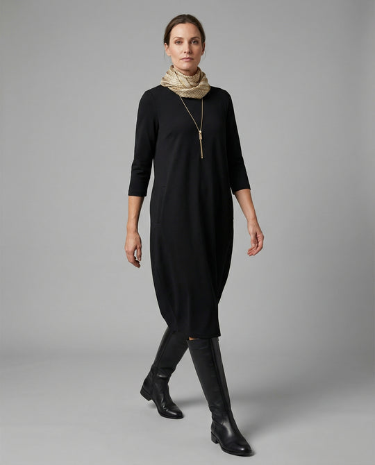 R&B | Einfarbiges Kleid mit Rundhalsausschnitt und Tasche