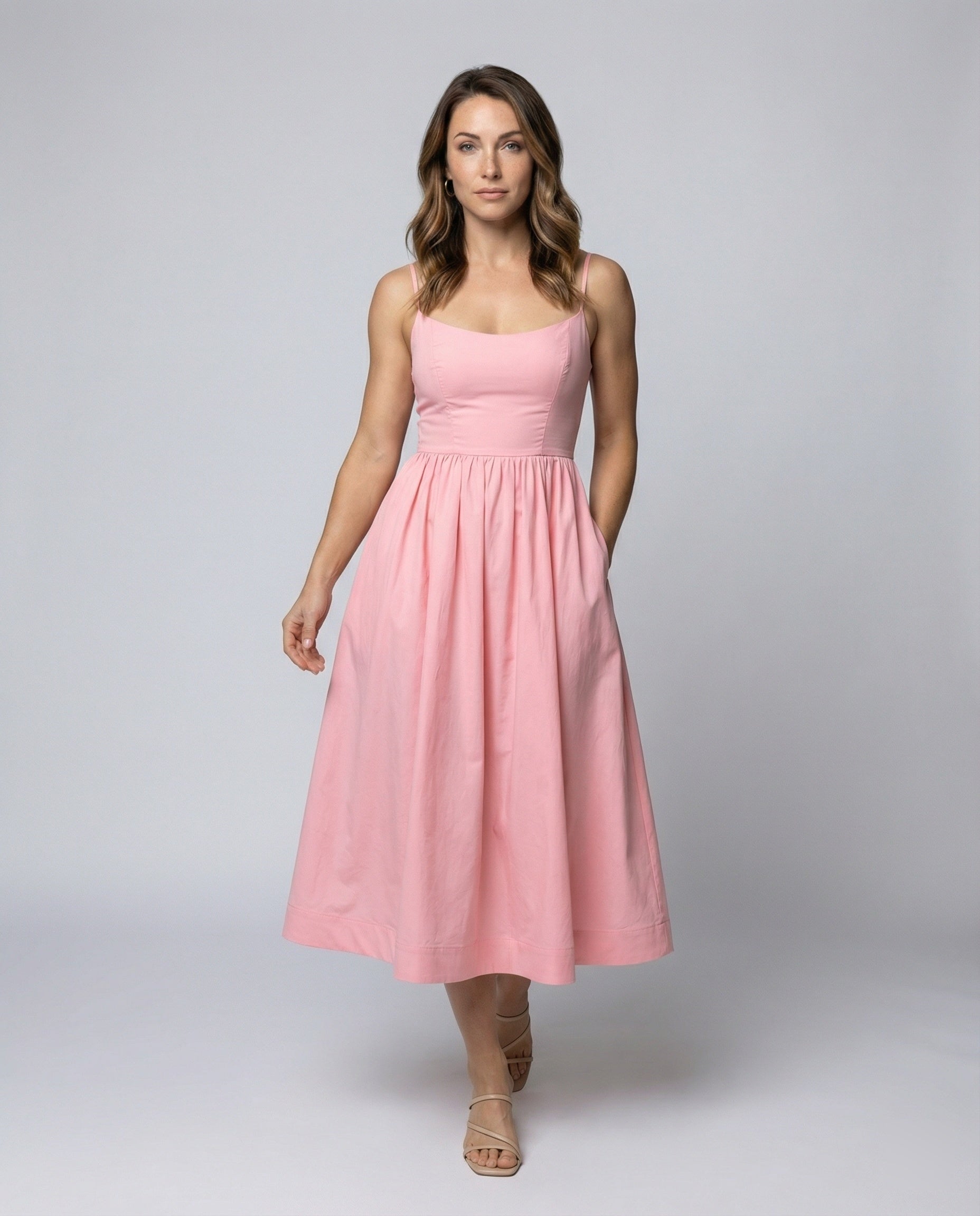 R&B | Einfarbiges Kleid mit U-Ausschnitt und Strapsen