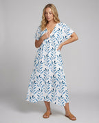 Luftiges Sommerkleid mit kurzen Ärmeln und Allover-Blattdruck