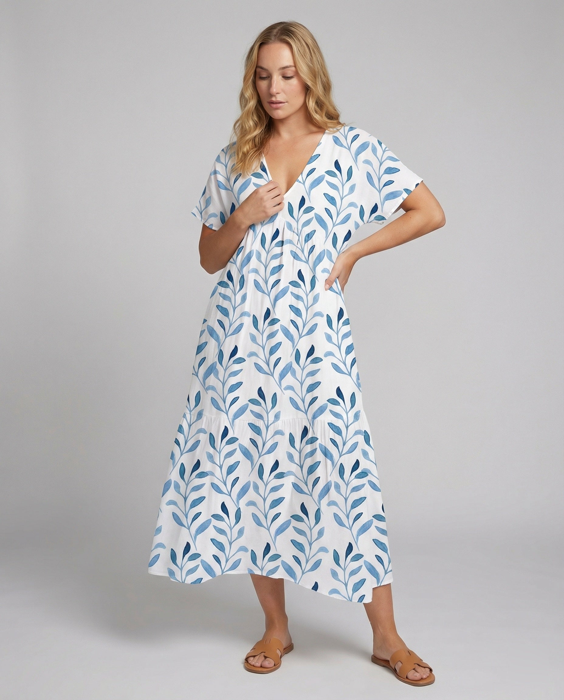 Luftiges Sommerkleid mit kurzen Ärmeln und Allover-Blattdruck