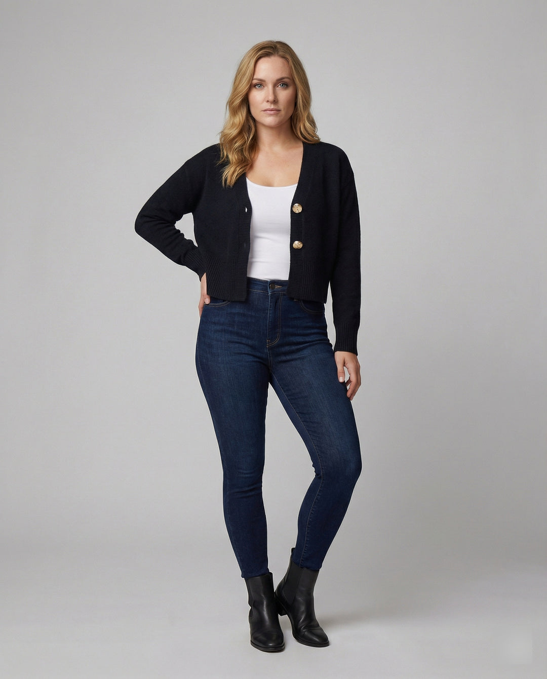 Damen Strickjacke stilvoll mit raffinierten Knöpfen