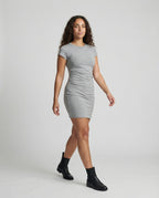 Figurbetontes Mini-Kleid mit Rundhals und Raffungen für den Sommer