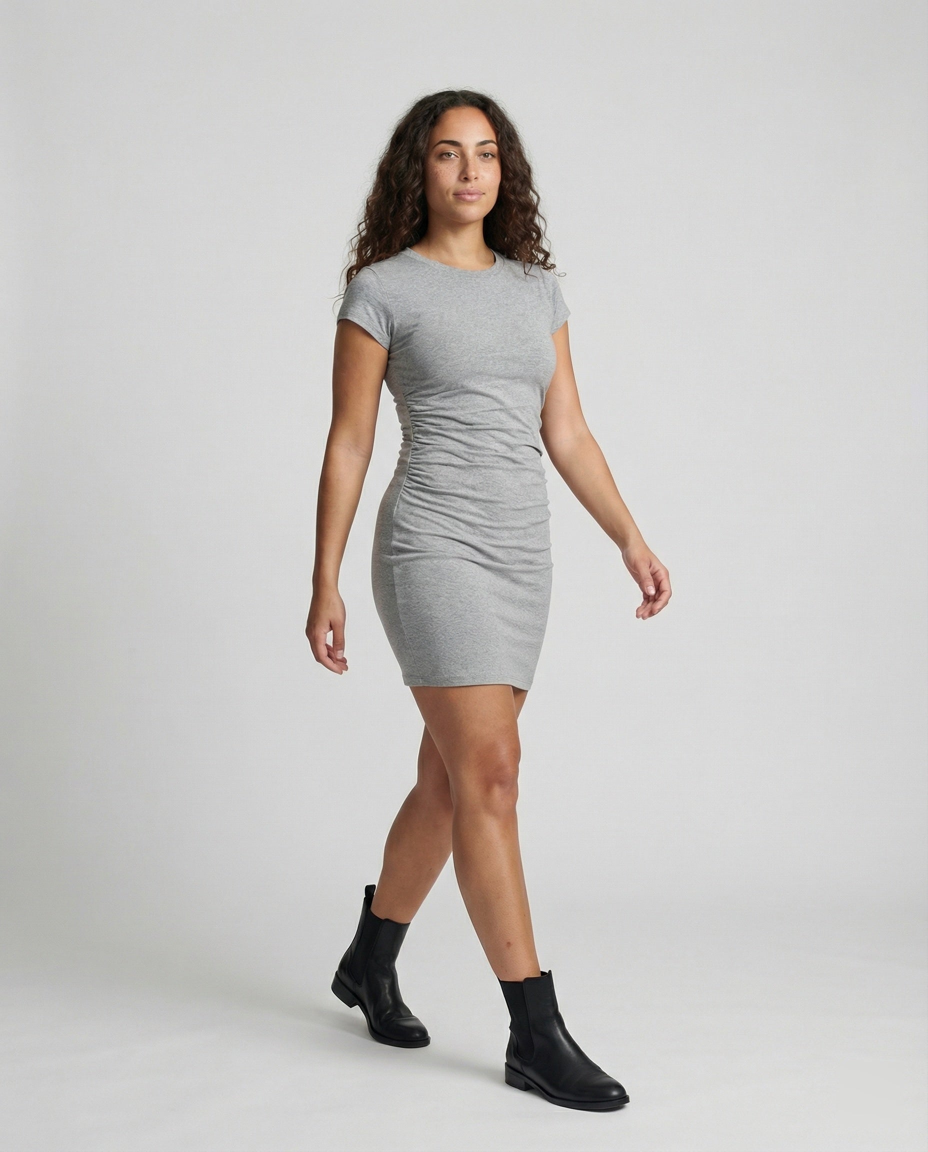 Figurbetontes Mini-Kleid mit Rundhals und Raffungen für den Sommer