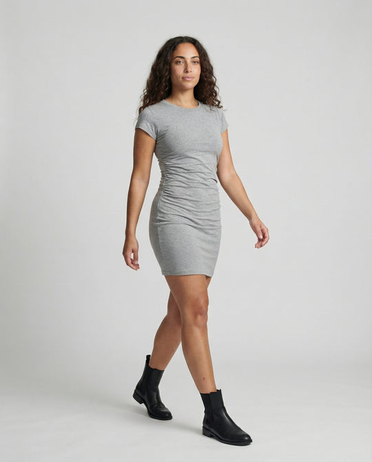 Figurbetontes Mini-Kleid mit Rundhals und Raffungen für den Sommer