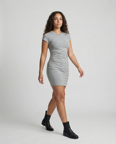 Figurbetontes Mini-Kleid mit Rundhals und Raffungen für den Sommer