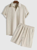 Poloshirt aus Samt und Shorts aus Samt.